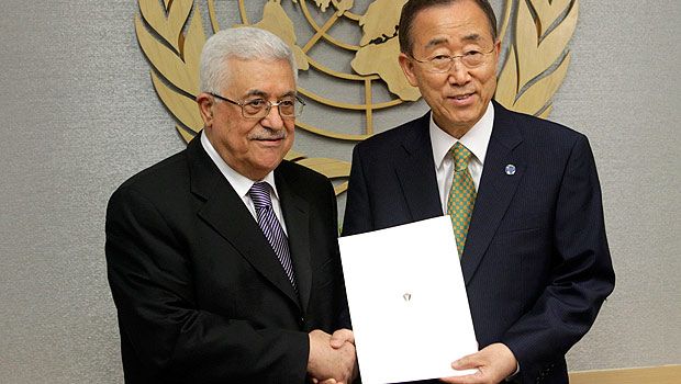 Palestinian President Mahmoud Abbas, left, poses for a picture with Secretary-General Ban Ki-moon. (AP Photo/Seth Wenig)