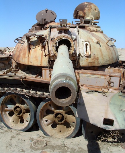 Rusting tank at the Highway of Death in Iraq / Wikimedia Commons